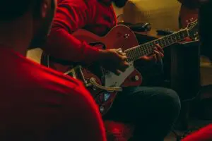 Mann der E-Gitarre spielt
