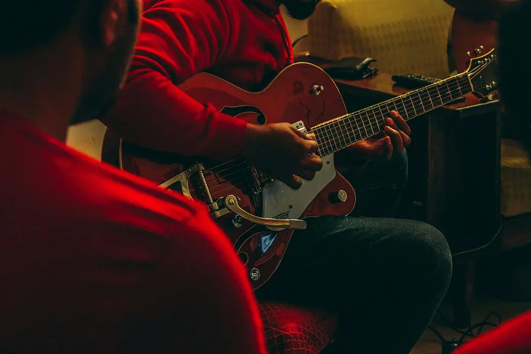 Mann der E-Gitarre spielt