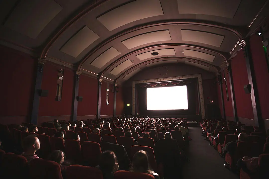 Gruppe von Menschen die im Kino sitzen