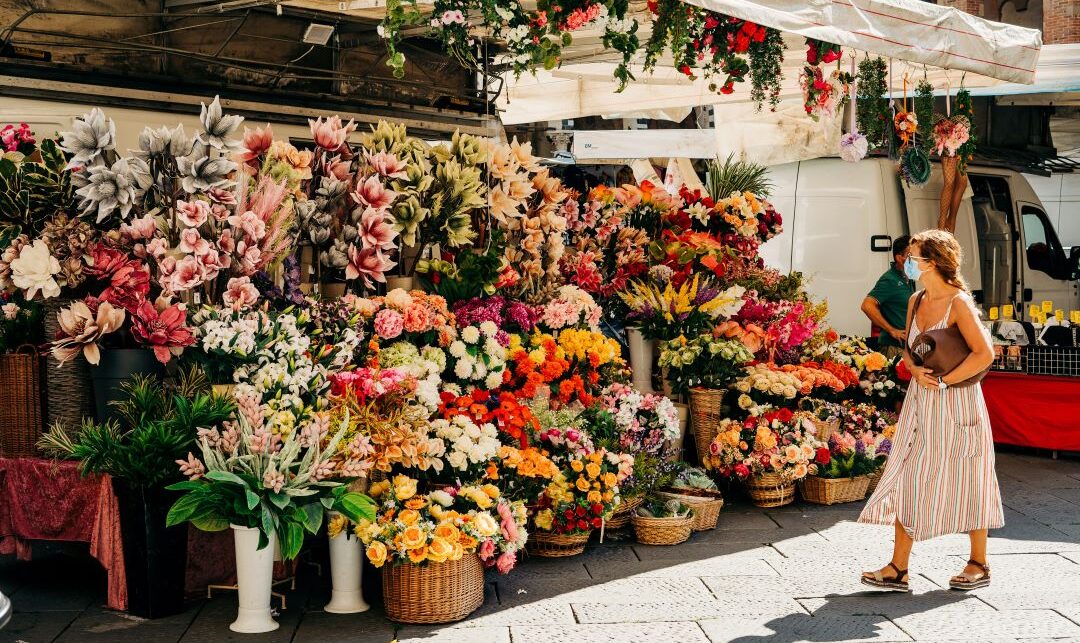 Eine Frau betrachtet Blumen