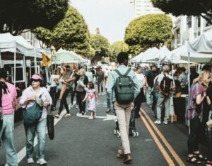 Viele Menschen, auf einem Markt im freien