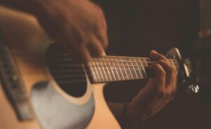 Person die Gitarre spielt