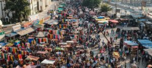 Menschen die auf der Straße spazieren gehen