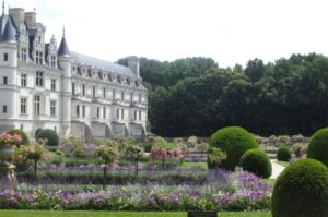 Schlossgarten mit Wäldern im Hintergrund