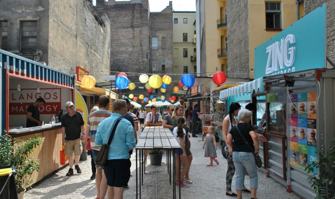 Menschen auf einem Street Food Markt