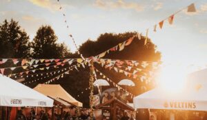 Festliche Stimmung während eines Sonnenuntergangs