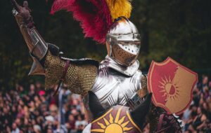 Person die als Ritter verkleidet ist