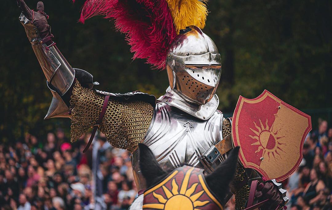 Person die als Ritter verkleidet ist